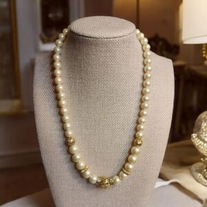 Vintage 80's / 90's Elegant faux Pearl with Gold tone Accents.